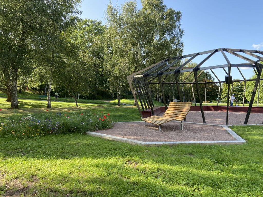 En träbänk framför juvelen.