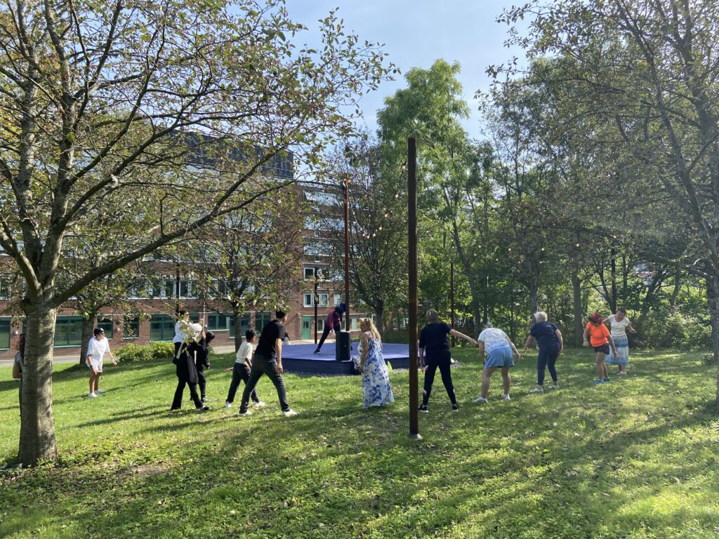Ett träningspass på Juvelen där man ser ryggarna på människor som tränar.